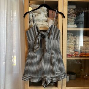 EUC Fashion BNKR the Fifth Label Pinstripe Romper 💙
Small
